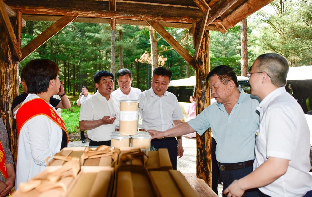 李玉院士在书记、县长的陪陪同下,观看我们“杉芝源”各种产品,以及研发的样品。