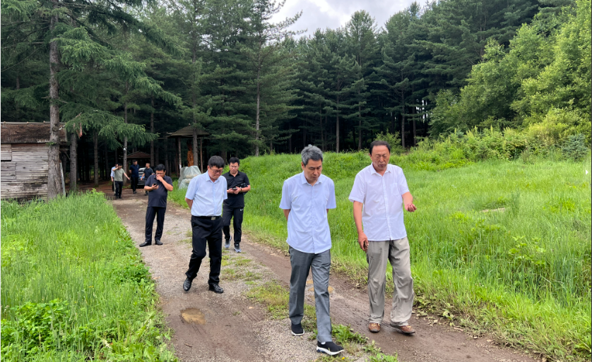2023年7月12日,中国中医药研究促进会书记高泉,在县发改局局长李泉陪同下,来我“杉芝源”指导工作。