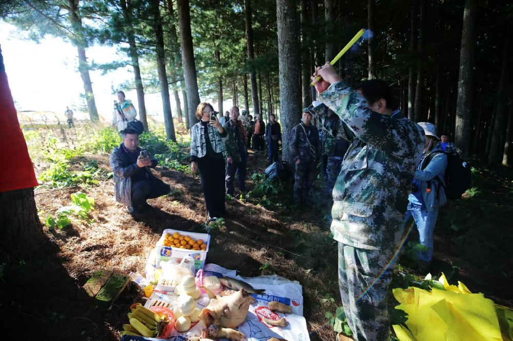 2024年9月8号,开山大吉,敬山神,长白山杉芝源全体员工敬山开始采集红松松果